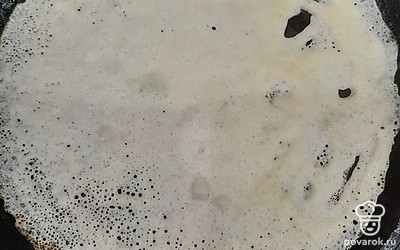 Обжариваем блинчики с каждой стороны по 30-50 секунд. 