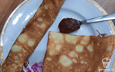 Подавайте с любыми начинками: сладкими, солёными. С джемом, сгущёнкой, шоколадной пастой, творожным сыром. 