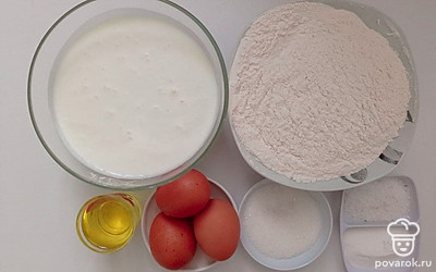 По отдельным тарам разложите: яйца, муку, сахар, соль, соду. В отдельный стакан или миску налейте кефир.