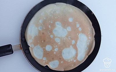 В миске взбейте яйца, сахар и соль. Затем добавьте 2/3 кефира и взбейте. Муку просейте, добавьте соду и перемешайте. Муку добавьте частями в яичную смесь и взбейте. Добавьте оставшийся кефир и масло, взбейте. В разогретую маслом сковороду влейте порцию теста, покачивая сковороду за ручку распределите тесто по поверхности. Выпекайте блин на среднем огне по 2 минуты.