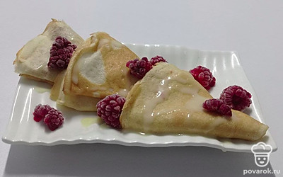 Готовое блюдо разложите на красивой таре, украсьте его ягодами, полейте сладким сиропом или вареньем.