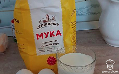 Подготовьте продукты для замешивания теста на блины: яйцо, молоко, мука. Взбейте яйца, добавьте молоко, затем постепенно добавляйте муку, взбивая массу венчиком.