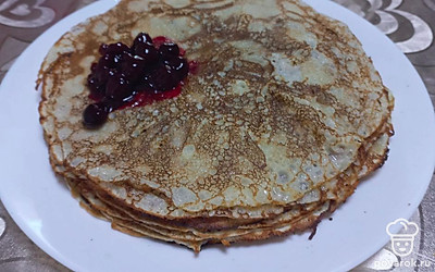 Блины можно подавать на стол вместе с вишневым или любым другим вареньем. 