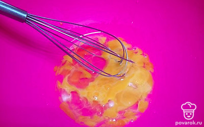 Выложите два яйца в миску и взбейте их венчиком. 