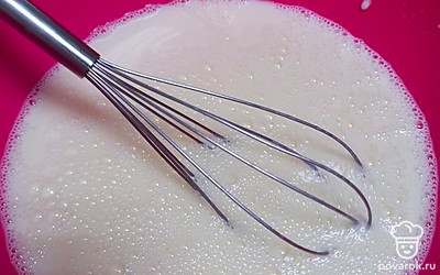 Добавить 1 литр молока и перемешайте. 