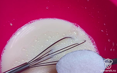 Добавить одну чайную ложку соли и три столовых ложки сахара и все перемешать. 