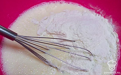 Добавить два стакана муки, можно пропустить через сито и перемешать.