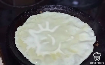 Выпекать блины на сковороде обжаривая с двух сторон.