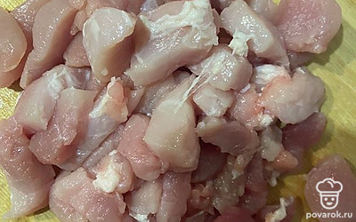 Нарезаем свинину мелкими кусочками.