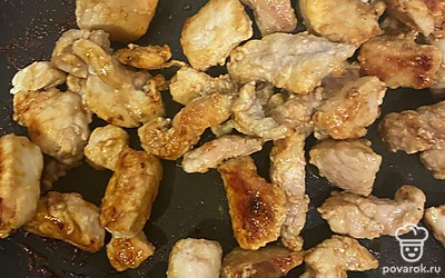 Обжариваем свининку.