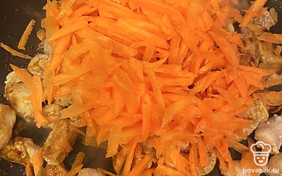 Добавляем к свинине натёртую морковь, обжариваем.