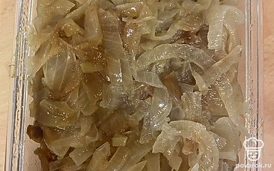 Обжариваем лук отдельно.