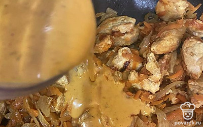 Добавляем в мясо лук и любой соус оставляем все протушиться.