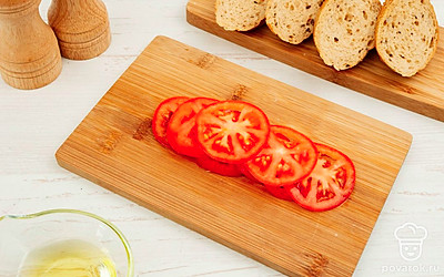 Помидор и лук порежьте кольцами.