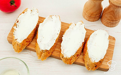 Каждый кусочек багета смажьте тщательно творожным сыром.