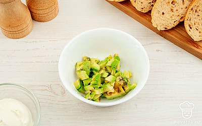 Сердцевину авокадо выньте аккуратно ложкой. Порежьте на квадратики. Присыпьте специями и добавьте чуть-чуть масла. Хорошо перемешайте