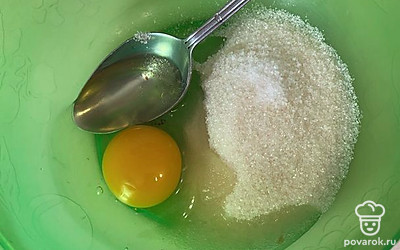Смешать яйцо, сахар и соль.