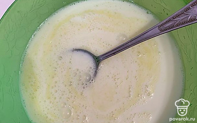 Добавить молоко и все хорошо перемешать.