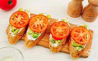 Положите плотным слоем на сыр, сверху закройте кружочком помидора.