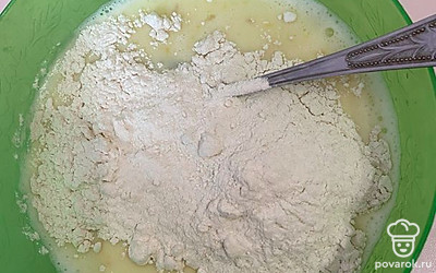 Добавить муку, перемешать и оставить на 15 минут.