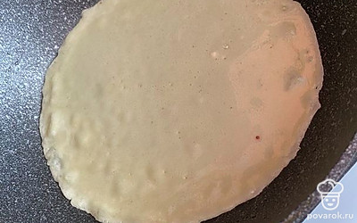 Выливаем на хорошо разогретую сковороду половник теста.