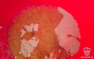 Смешать муку и растопленное масло.