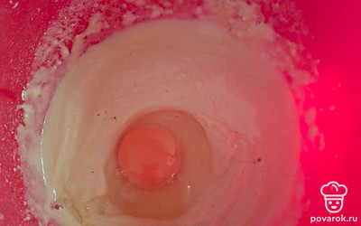 Добавить яйцо.