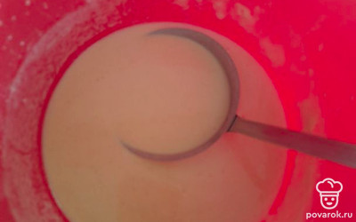 Добавить соль, перемешать.