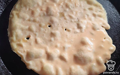 Выпекать на разогретой сковороде с двух сторон.