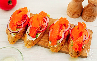 Далее кольца лука и заключающий штрих рыбы. Предварительно порежьте ее на кусочки и смажьте ее маслом.