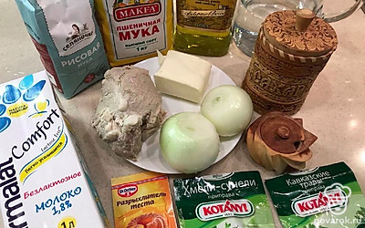 Подготовим продукты. Нам понадобиться для блинов: мука, я смешала пшеничную и рисовую, можно взять любую муку и в разных пропорциях на Ваш вкус. Оливковое масло, молоко у меня безглютеновое, (можно любое), вода, соль, сахар по желанию, масло сливочное и разрыхлитель. Для начинки: свинина, я заранее ее отварила, (можно любое мясо), специи, репчатый лук. 