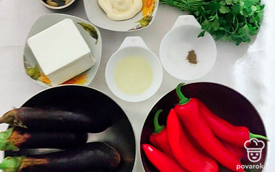 Заранее разогрейте духовку до 200 градусов, подготовьте баклажаны и перец, вымойте их.