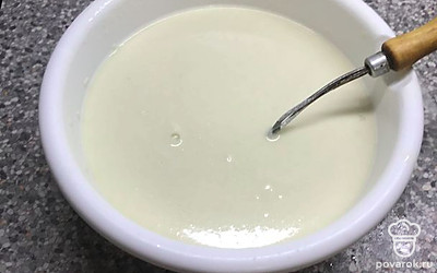 Замешиваем тесто. Смешиваем все продукты, соду гасим лимонным соком, кипяток выливаем в последнюю очередь. Получается тесто густоты жидкой сметаны.