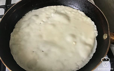 На разогретую сковородку наливаем тесто, формируем блин и печём 2-3 минуты.