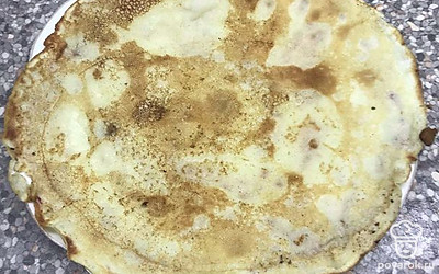 Переворачиваем и жарим другую сторону. Блин готов.