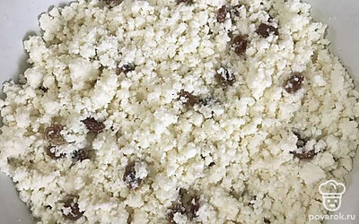 Пока печётся блин, соединяем промытый изюм с творогом, добавляем сахарный песок. Хорошо перемешиваем.