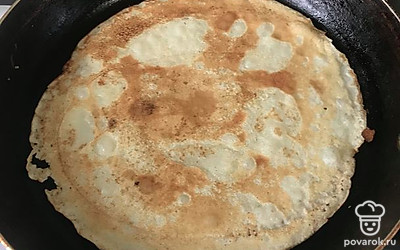 Как тесто схватится и поджарится, переворачиваем на другую сторону.