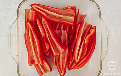 Очистите болгарский перец, разрежьте на 2 половины, выложите их на противень. Запекайте в духовке около 20 минут. Затем выньте их, остудите и снимите кожуру.