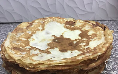 Как блин готов, выкладываем на тарелку и смазываем маслом.Получилась целая стопка тонких, на вкус крахмальных блинов.