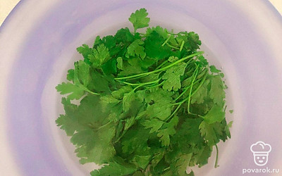 Обдайте веточки петрушки кипятком, затем мелко порубите ножом, так она будет намного мягче. Подготовьте отдельную емкость, накройте ее пищевой пленкой, затем уложите баклажаны так, чтобы края свисали.