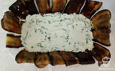 Посыпьте баклажаны петрушкой, уложите перцы, посолите и поперчите их, затем добавьте брынзу, если она мягкая, то просто разомните вилкой, если твердая, то нарежьте кубиками. Затем снова выложите баклажаны. Повторите слои, пока не закончатся продукты, последними должны быть баклажаны.