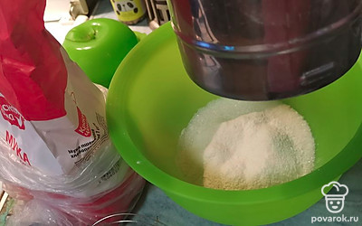 Берем 4 ложки сахара и щепотку соли, перемешиваем. Добавляем просеянную муку. Все хорошенько перемешиваем.