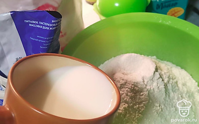 Затем вливаем стакан молока, размешиваем.
