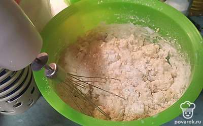 Ставим чайник на огонь и высыпаем в стакан чайную ложку соды. Можно добавить немного меньше, но и так привкуса соды нет, а блины становятся ажурнее. Пока греется чайник, все перемешиваем, чтобы не было комочков. 