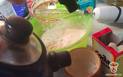 Как только чайник закипит, выливаем стакан воды и сразу добавляем его к основной смеси. При этом не останавливаясь перемешиваем. Я смешиваю миксером на самой низкой скорости. 