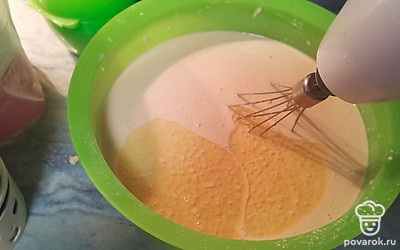 Основательно перемешиваем, чтобы не было комочков. В конце добавляем 3 ложки растительного масла, перемешиваем и отставляем смесь на время.