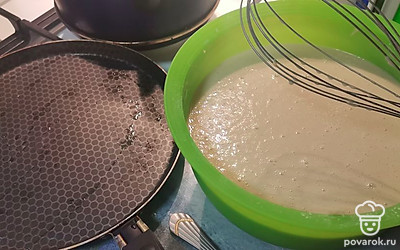 Ставим сковородку на огонь, ждем, пока нагреется, и выливаем смесь.