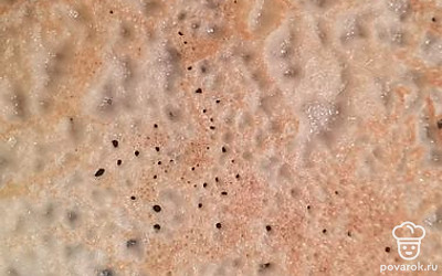 Обжариваем блин с двух сторон. Готовим, пока не кончится смесь. 