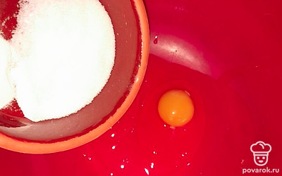 Смешать яйца с сахаром, солью, содой (можно заменить разрыхлителем), взбить.