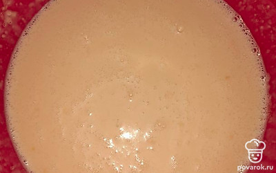 Ввести молоко, растительное масло, просеяную муку и небольшими порциями кипяток. Хорошенько смешать.